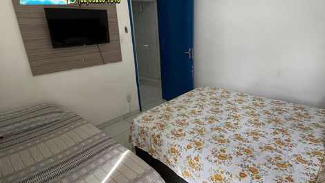 Quarto 2 - cama de casal + cama de solteiro + televisão e ar condicionado 