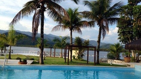 House in Marina Guarujá with private pier and boat ramp