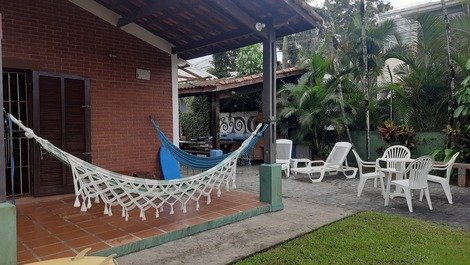 Large house, close to the beach (100m). Quiet street. 4 suites.