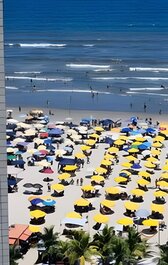 Em frente ao quiosque Ocian na praia, pé na areia