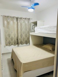 Tranquilidade moderna: cama queen e de solteiro integrados, com ar condicionado e ventilador de teto