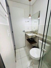 Banheiro suíte, privacidade e sofisticação.