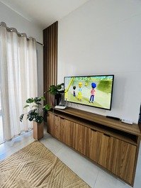 Conforto conectado: sala com tv smart, wi-fi e ventilação.