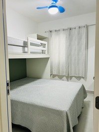 Conforto total: quarto com cama queen e de solteiro, ventilador e ar condicionado para climatização