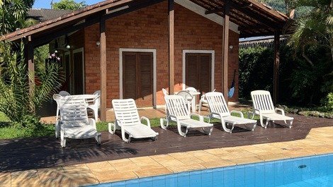 Casa 4 Suites Barra do Sahy con piscina