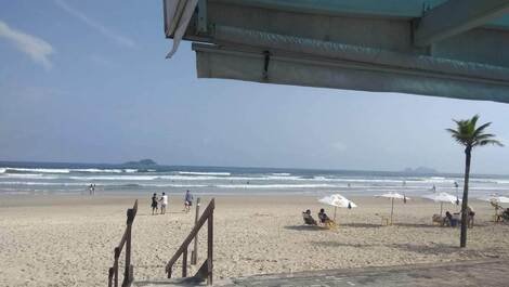 Rent AP season Praia de Enseada, Guarujá. Well located.