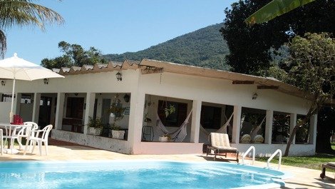 Vila Pixucha é uma casa de veraneio rodeada de varanda e área verde