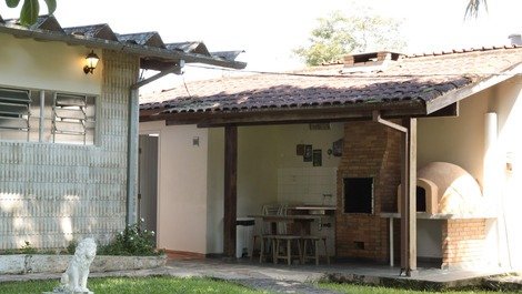 Vila Pixucha es una casa de verano rodeada de balcón y zona verde.