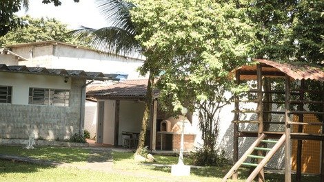 Vila Pixucha is a summer house surrounded by a balcony and green area