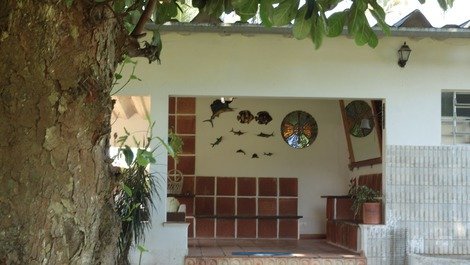 Vila Pixucha é uma casa de veraneio rodeada de varanda e área verde