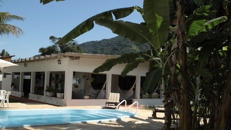 Vila Pixucha es una casa de verano rodeada de balcón y zona verde.