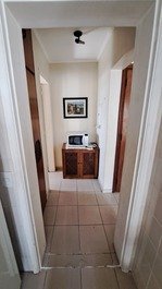 Pequeno corredor com acesso ao quarto e banheiro
