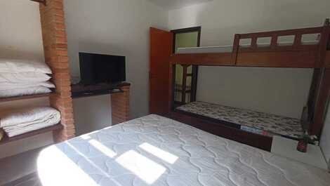 4 dormitorios, barbacoa, piscina y sauna. Playa Baleia/SP