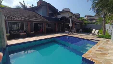 4 bedrooms, barbecue, swimming pool and sauna. Baleia Beach/SP