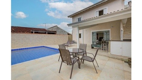 House in Caraguatatuba with swimming pool in a gated community.