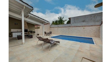 House in Caraguatatuba with swimming pool in a gated community.
