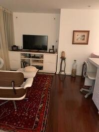 Large apartment with 3 bedrooms, swimming pool. Close to the Metro and the Beach
