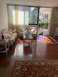 Large apartment with 3 bedrooms, swimming pool. Close to the Metro and the Beach