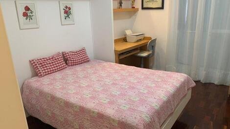 2º quarto com cama queen, armário, escrivaninha e ar condicionado 