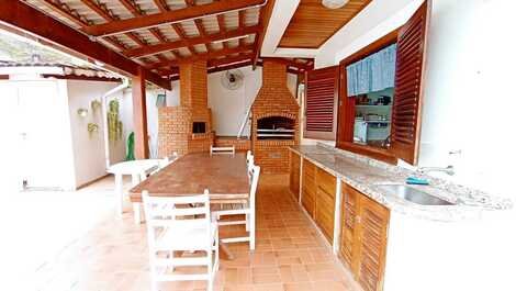 6 bedrooms, swimming pool and barbecue. 300 meters from the sandy beach.