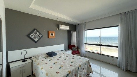 Apartamento 4 dormitórios frente mar Meia Praia SC