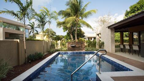 Piscina com cascata e hidromassagem 