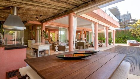 House on the sand at Barra do Una Beach