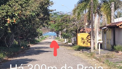 Localizado há 300m da praia