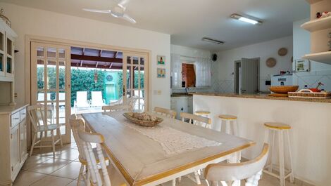 4 bedrooms, private barbecue, shared pool