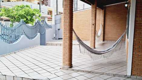 Hermosa casa de una sola planta en el centro de Caraguatatuba