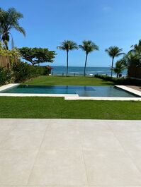 House in Camburizinho facing the sea