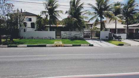 Fachada principal da casa, entrada pela lateral.