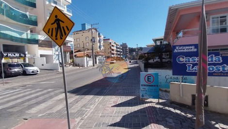 CASA ADOSADA EN EL CENTRO DE BOMBINHAS CERCA DE LA PLAYA Y COMERCIOS EN GENERAL