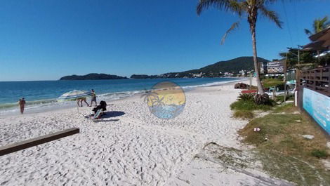 CASA ADOSADA EN EL CENTRO DE BOMBINHAS CERCA DE LA PLAYA Y COMERCIOS EN GENERAL