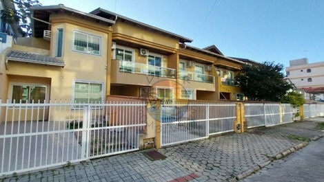 TOWNHOUSE IN THE CENTER OF BOMBINHAS CLOSE TO THE BEACH AND GENERAL SHOPPING