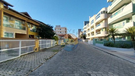 CASA ADOSADA EN EL CENTRO DE BOMBINHAS CERCA DE LA PLAYA Y COMERCIOS EN GENERAL