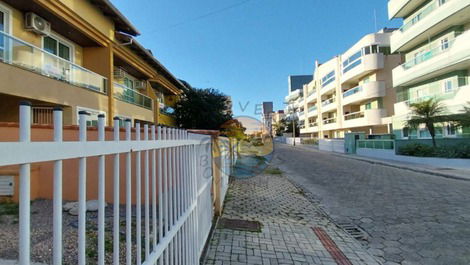 CASA ADOSADA EN EL CENTRO DE BOMBINHAS CERCA DE LA PLAYA Y COMERCIOS EN GENERAL