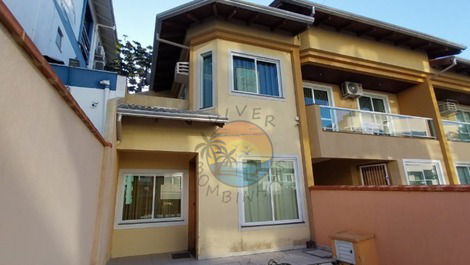 TOWNHOUSE IN THE CENTER OF BOMBINHAS CLOSE TO THE BEACH AND GENERAL SHOPPING