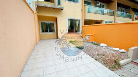 TOWNHOUSE IN THE CENTER OF BOMBINHAS CLOSE TO THE BEACH AND GENERAL SHOPPING