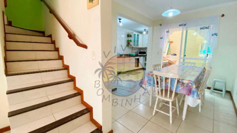 TOWNHOUSE IN THE CENTER OF BOMBINHAS CLOSE TO THE BEACH AND GENERAL SHOPPING