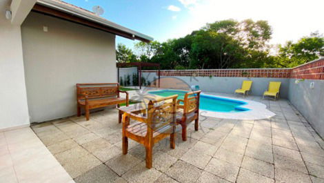 CASA ALTO PADRÃO NO CENTRO DA PRAIA COM PISCINA - 4 QUARTOS