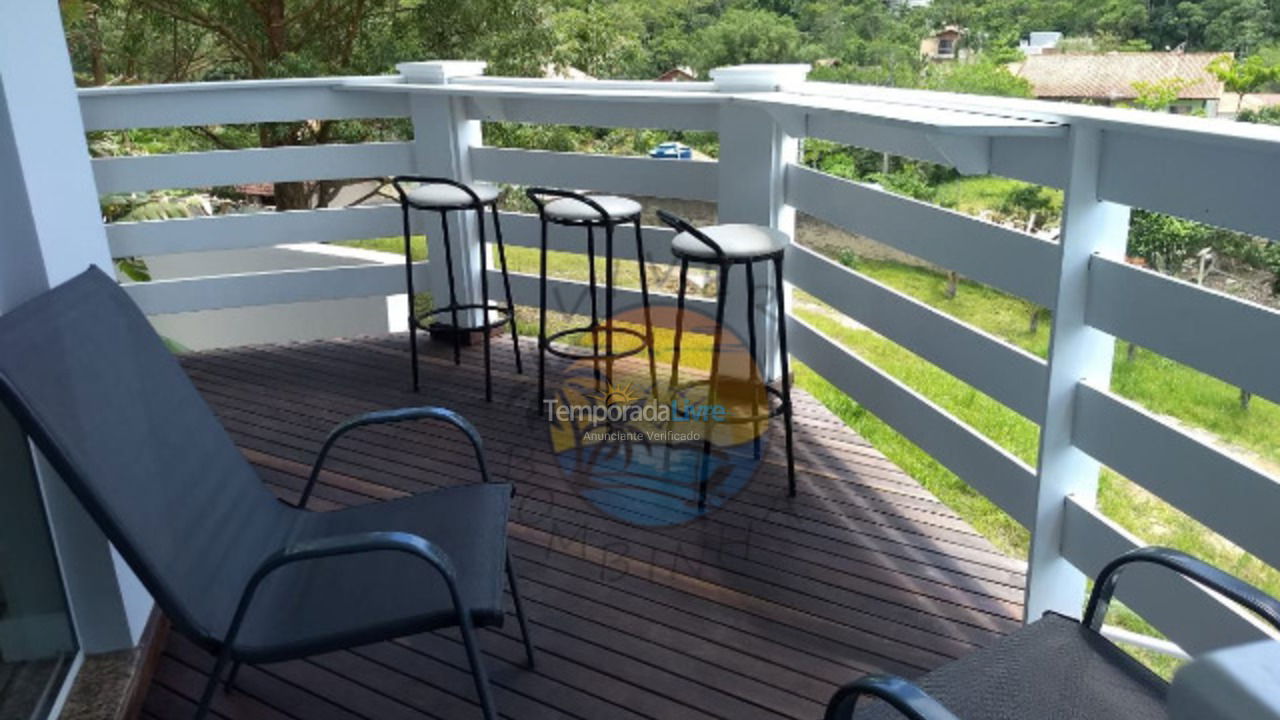 Casa para aluguel de temporada em Bombinhas (Praia de Zimbros)