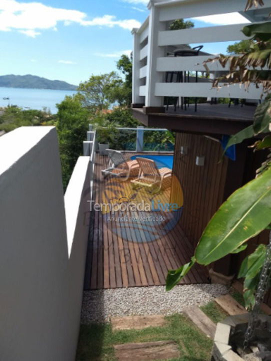 Casa para aluguel de temporada em Bombinhas (Praia de Zimbros)