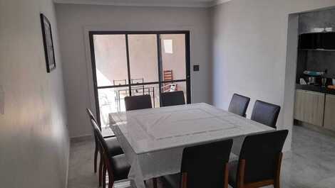 Casa com três dormitórios e área de churrasco no Castelo Branco