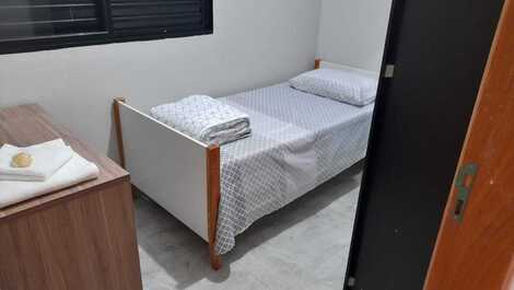 Casa com três dormitórios e área de churrasco no Castelo Branco