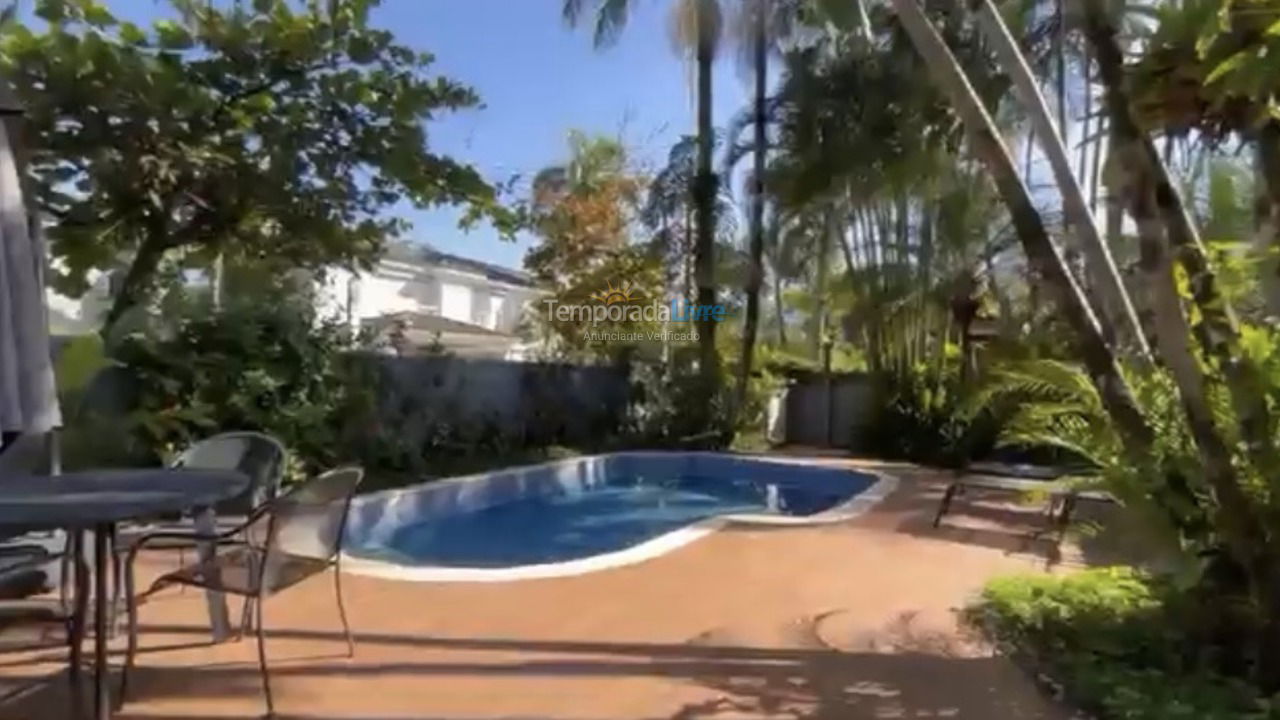 Casa para alquiler de vacaciones em São Sebastião (Praia da Baleia)