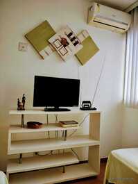 Tv com rack do quarto