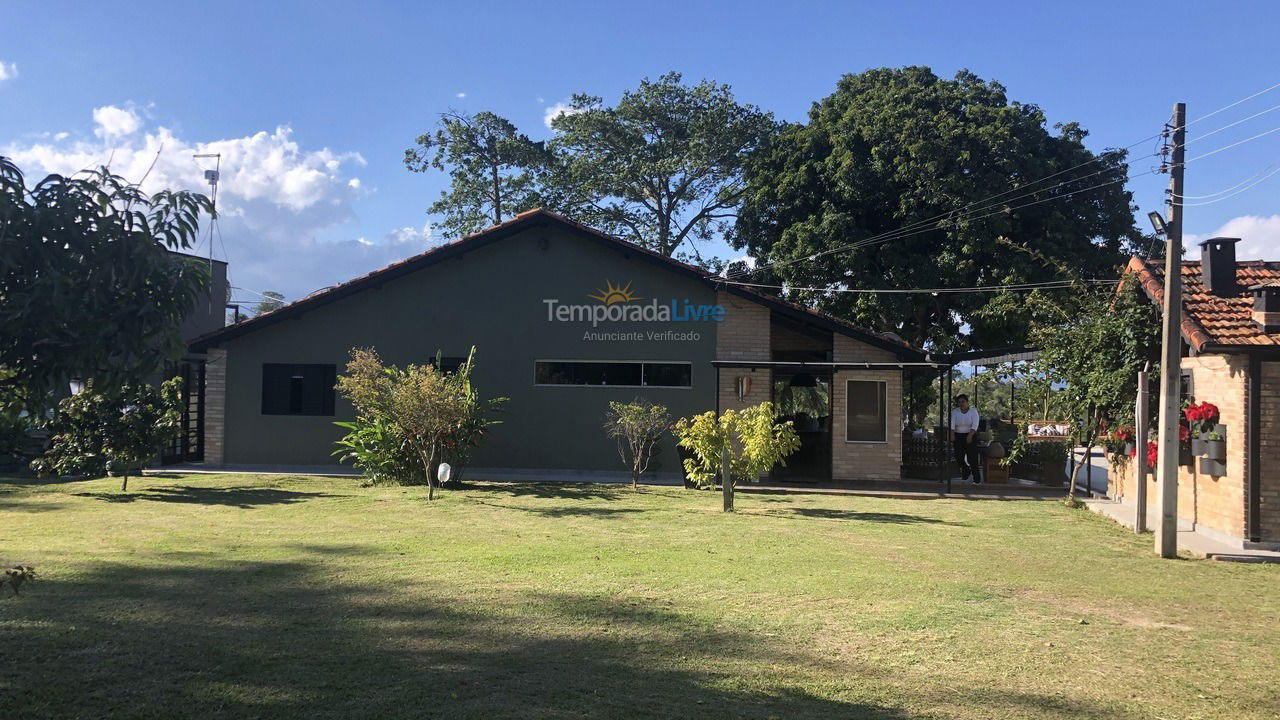 Casa para aluguel de temporada em São José dos Campos (Serra)