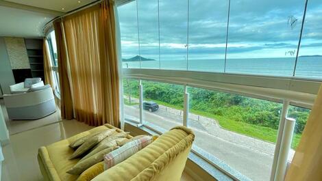 Duplex penthouse with pool facing the sea