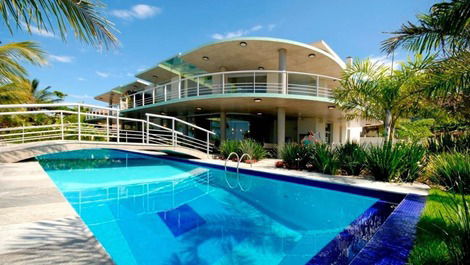 House with 6 suites and pool on Juquehy Beach